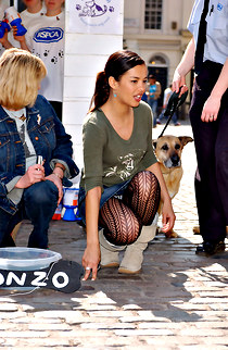 Liz Bonnin on hunkers hose up skirt